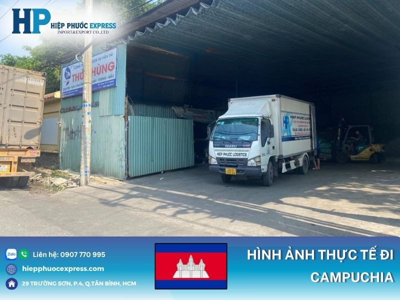 Xe tải vận chuyển hàng theo đường bộ sang Campuchia